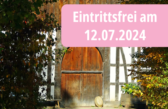 Ein Fachwerkhaus mit Scheunentor hinter Bäumen, darüber ein rosafarbener Kasten mit der Aufschrift: "Eintrittsfrei am 12.07.2024"